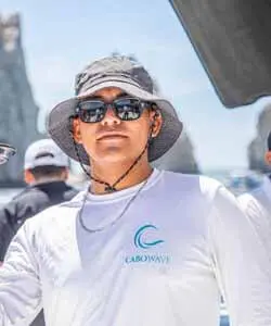 Enrique sirviendo bebidas en el tour de snorkel en los cabos