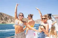 Turistas bailando en el catamaran