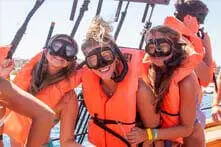 Clientes con el equipo de snorkel